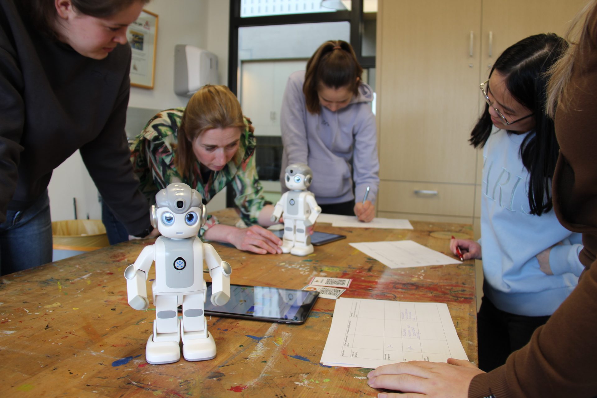 Leerlingen en docenten onderzoeken de mogelijkheden van robotica in het onderwijs.