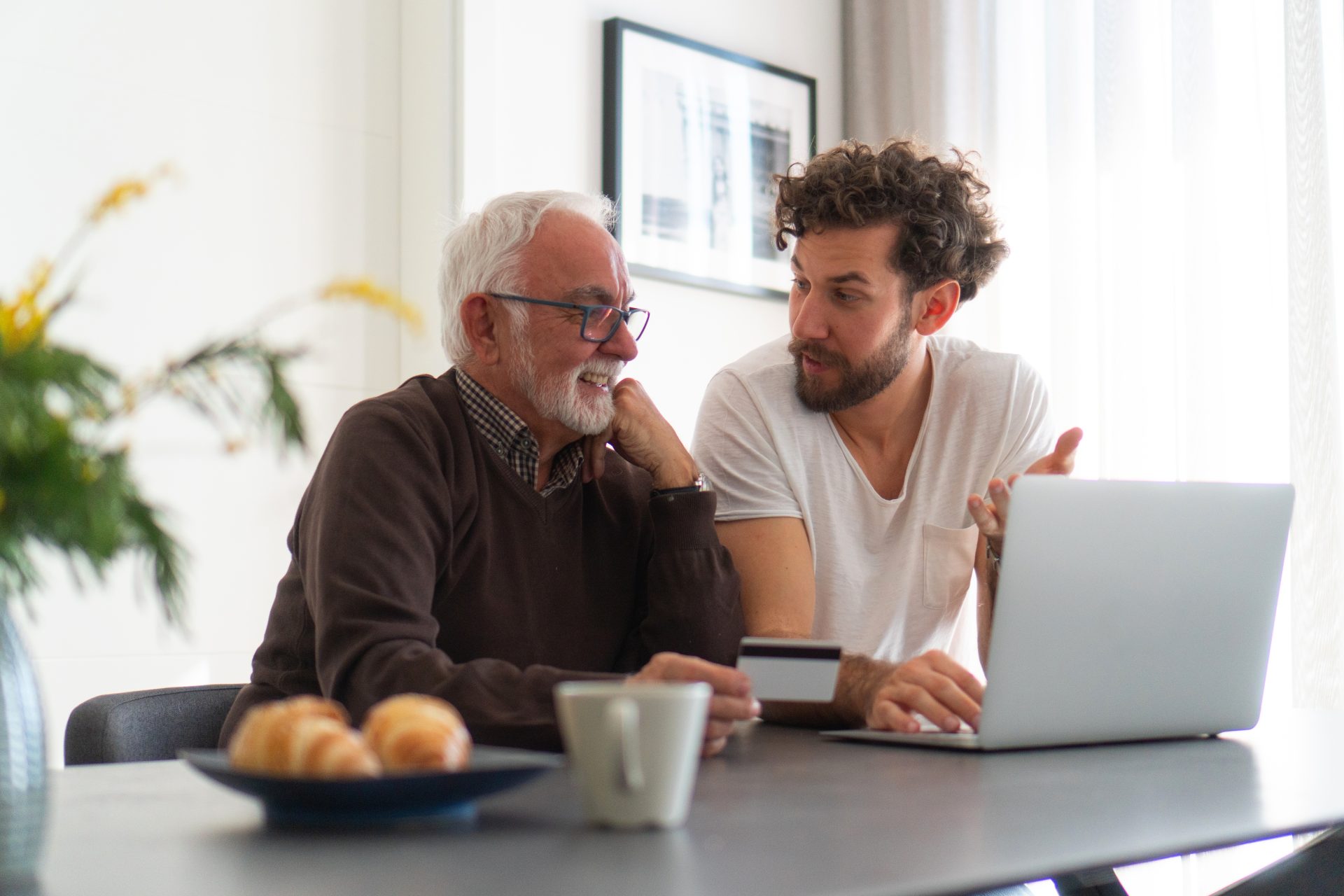 Een zorgverlener maakt de patient thuis in thuiszorgtechnologie.