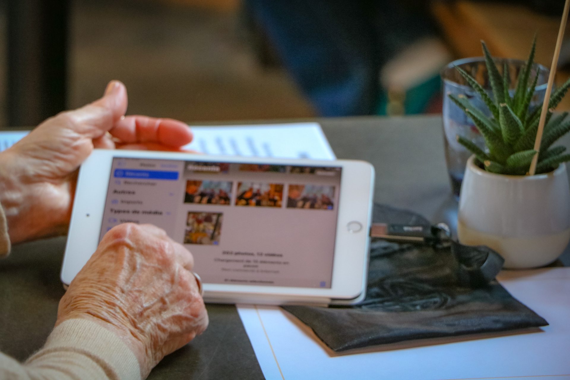 Zorg op afstand d.m.v. nieuwe of technologie zoals tablets.