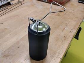 3D-geprinte koker met langwerpig handvat met een parfumflesje erin